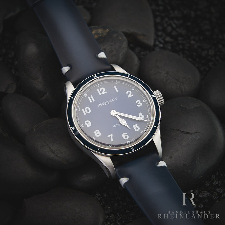 Armbanduhr mit blauem Ziffernblatt und blauem Armband auf dunkelgrauem Steinuntergrund