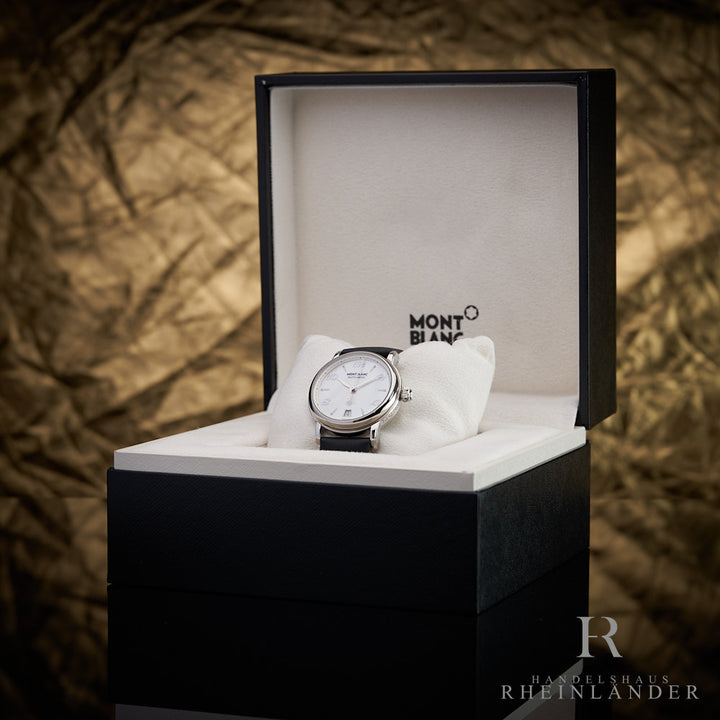 Armbanduhr mit weissem Ziffernblatt und Lederoptikarmband in Originalbox vor goldenem Hintergrund