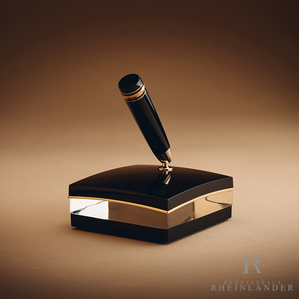 schwarz goldener Montblanc Pen Stand vor beigem Hintergrund