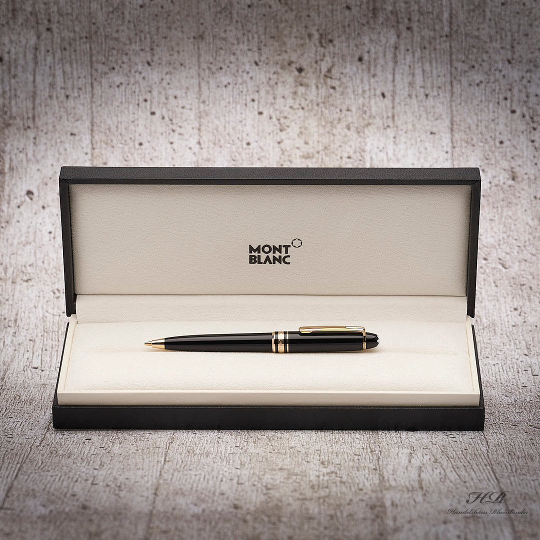 Schwarzer Drehbleistift mit goldenen Details in offener Originalverpackung liegend