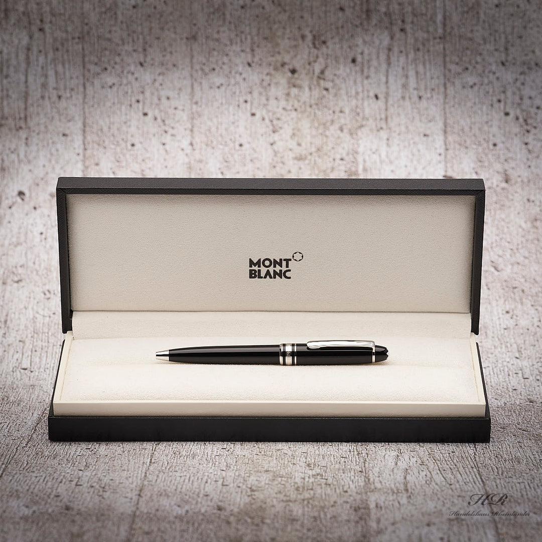 Schwarzer Kugelschreiber in Geschenkbox vor grauem Hintergrund