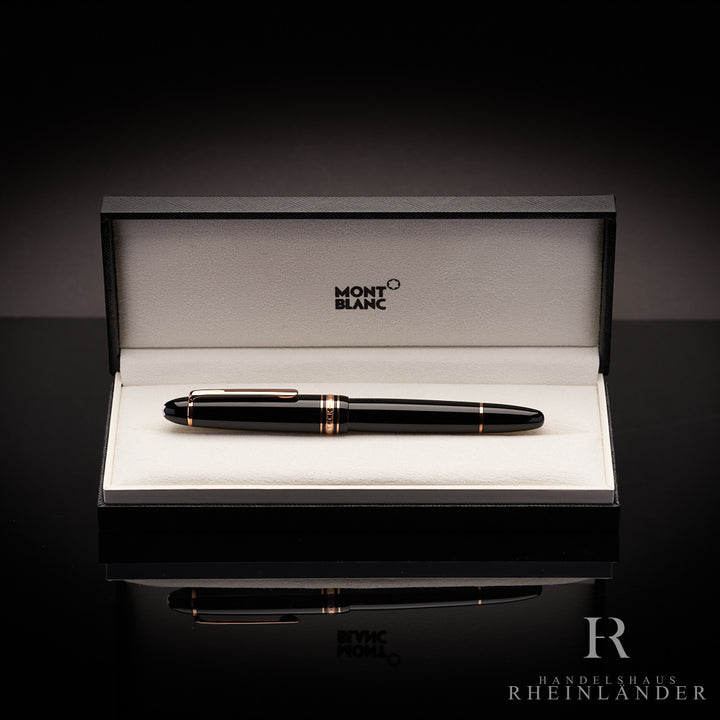 Schwarzer Rollerball mit goldenen Beschlägen in Originalbox liegend vor schwarzem Hintergrund
