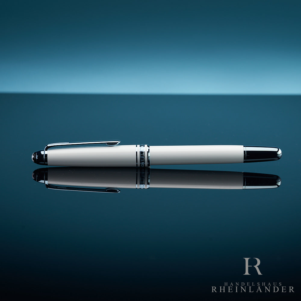 Weißer Rollerball mit silber-blauen Beschlägen liegend vor blauem Hintergrund fotografiert