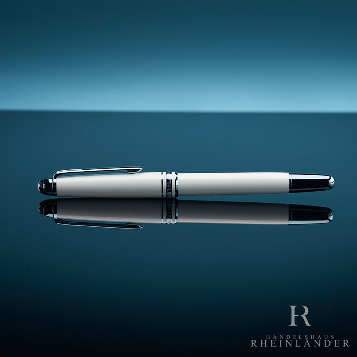 Weißer Rollerball mit silber-blauen Beschlägen liegend vor blauem Hintergrund fotografiert
