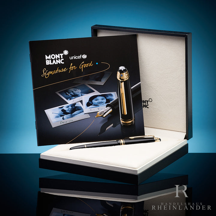Schwarzer Rollerball liegt mit UNICEF-Serviceheft in offener Originalbox vor blauem Hintergrund