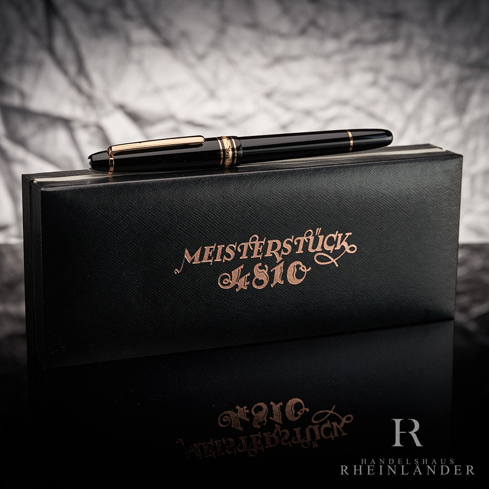 Schwarzer Füller liegt auf schwarzer Editionsbox mit Meisterstück-4810-Schriftzug vor grauem Hintergrund