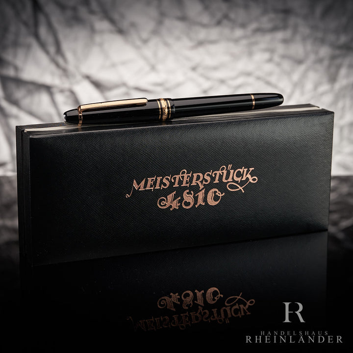Schwarzer Füller liegt auf schwarzer Editionsbox mit Meisterstück-4810-Schriftzug vor grauem Hintergrund