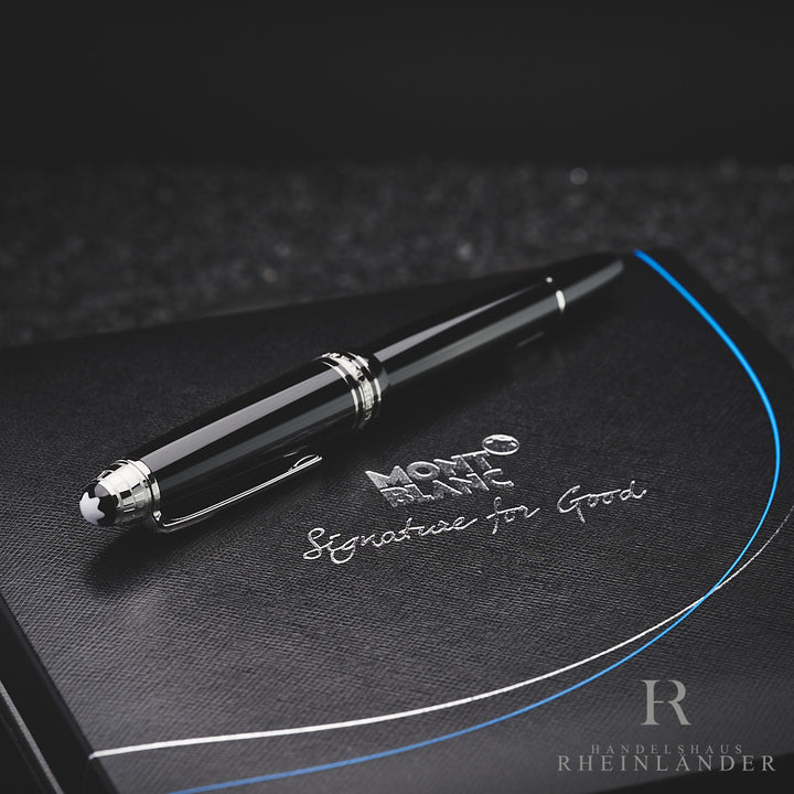 Schwarzer Füller liegt auf schwarzer Originalbox mit Schriftzug und Liniendesign