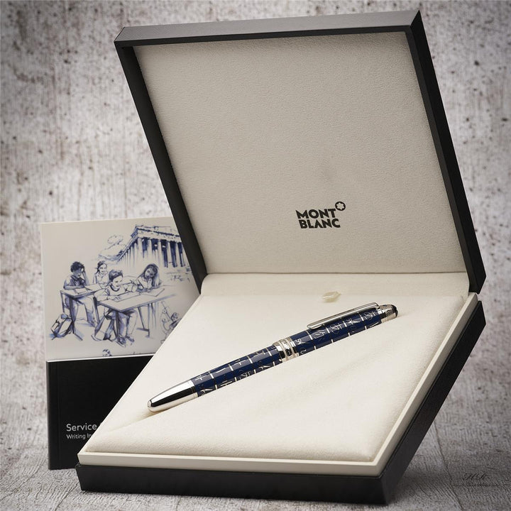 Silber-blauer Stift mit Muster in offener Originalbox vor grauem Holzoptik-Hintergrund mit aufgestelltem Serviceheft