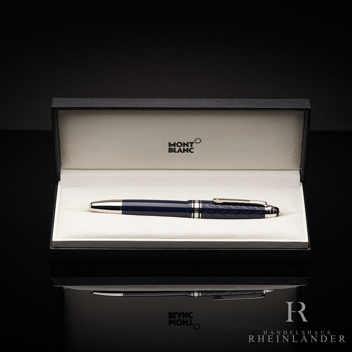 Dunkelblauer Rollerball mit silbernen Beschlägen in Originalbox vor schwarzem Hintergrund