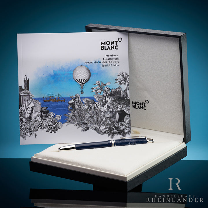 Dunkelblauer Rollerball zusammen mit Serviceheft in Originalbox vor blauem Hintergrund