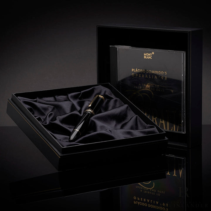 Schwarzer Füller in Boxboden liegend, dahinter aufgestellter Boxdeckel mit CD darin, Hintergrund schwarz
