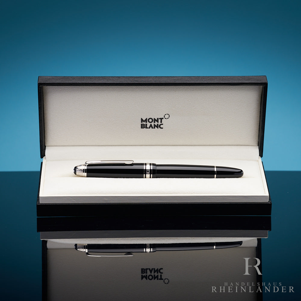 Schwarzer Rollerball in offener Originalbox liegend vor blauem Hintergrund