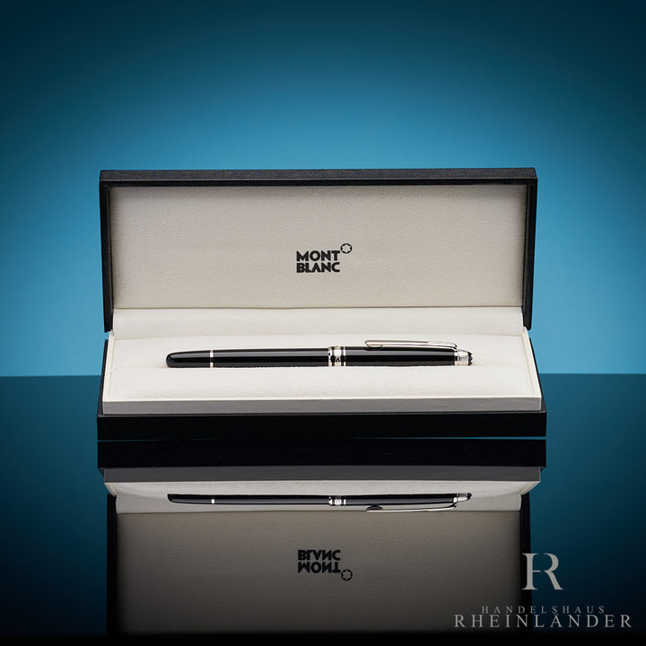 Schwarzer Rollerball in offener Originalbox liegend vor blauem Hintergrund