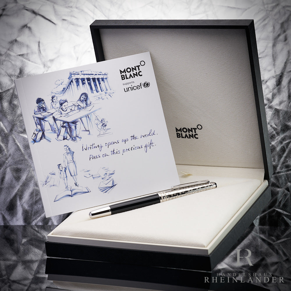 Schwarzer Rollerball mit silberner Kappe in Originalbox, darin aufgestellt das UNICEF-Serviceheft, Hintergrund silber