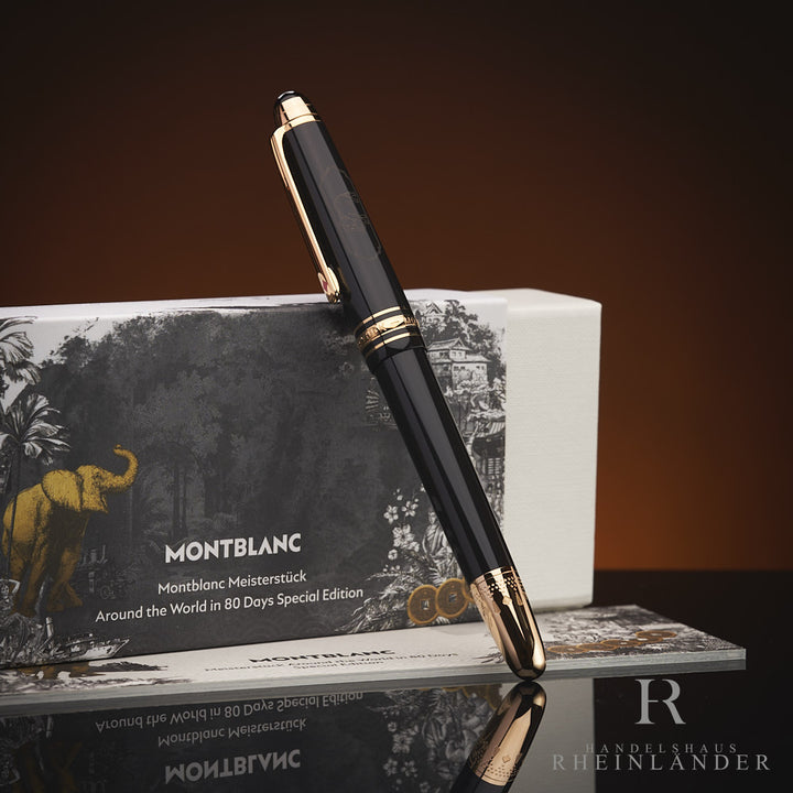 Dunkelgrauer Rollerball mit goldenen Beschlägen und gravierter Kappe lehnt an Originalbox vor braunem Hintergrund