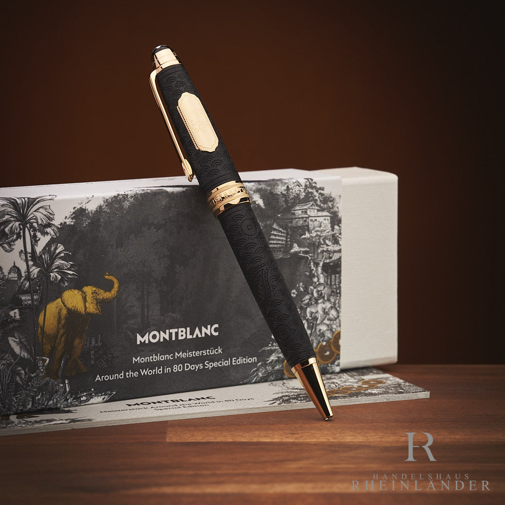 Dunkelgrauer Holz-Kugelschreiber mit Gravuren und Goldplatine auf der Kappe lehnt an Originalbox