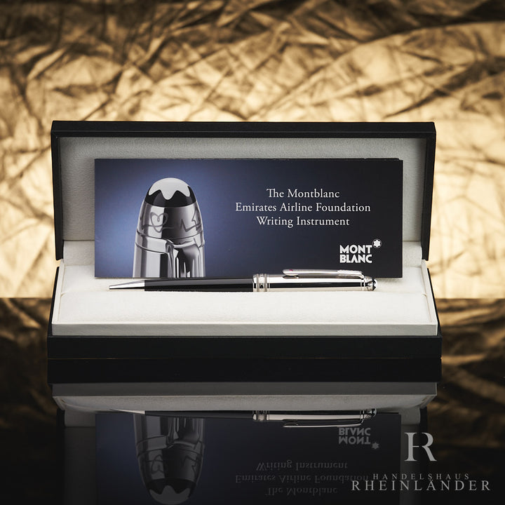 Schwarzer Kuli mit silberner Kappe zusammen mit Emirates-Serviceguide in offener Originalbox liegend fotografiert