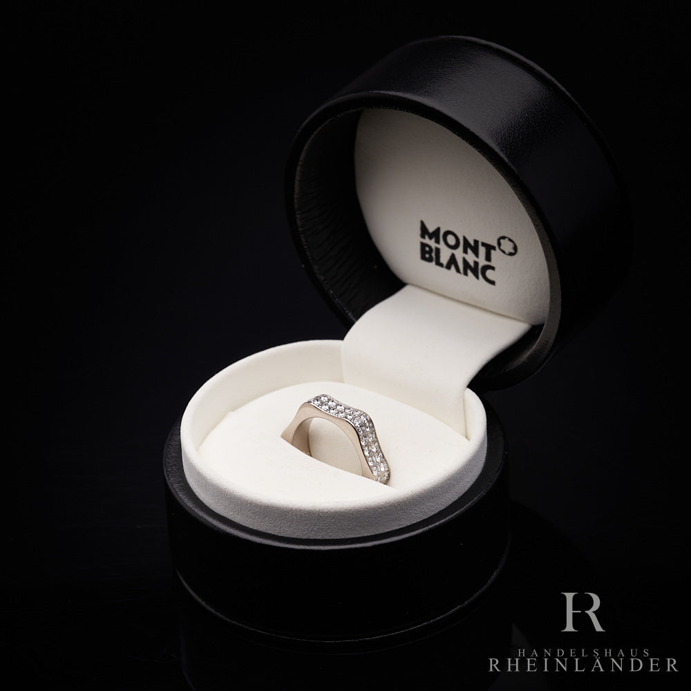 Weißgoldring mit Diamantenbesatz in runder Originalbox von Montblanc vor schwarzem Hintergrund