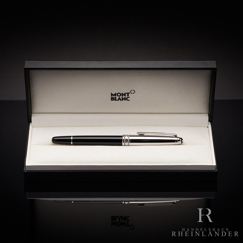 Schwarzer Rollerball mit silberner Kappe in Originalbox liegend vor schwarzem Hintergrund