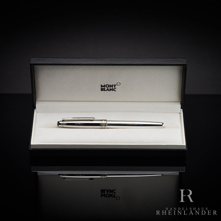 Silberner Rollerball in offener Originalbox vor dunkelgrauem Hintergrund