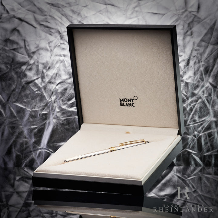 Silberner Füller in offener Originalverpackung vor silbergrauem Hintergrund