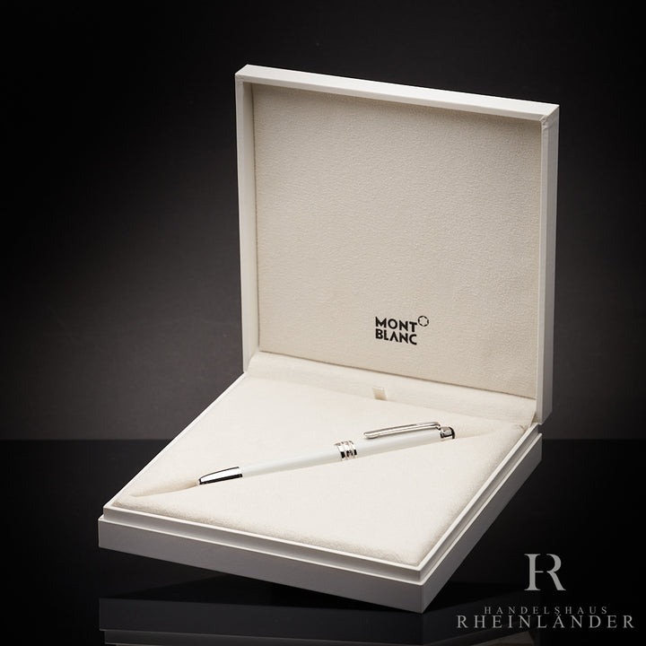 Weißer Füller in offener, weisser Originalbox liegend vor dunkelgrauem Hintergrund