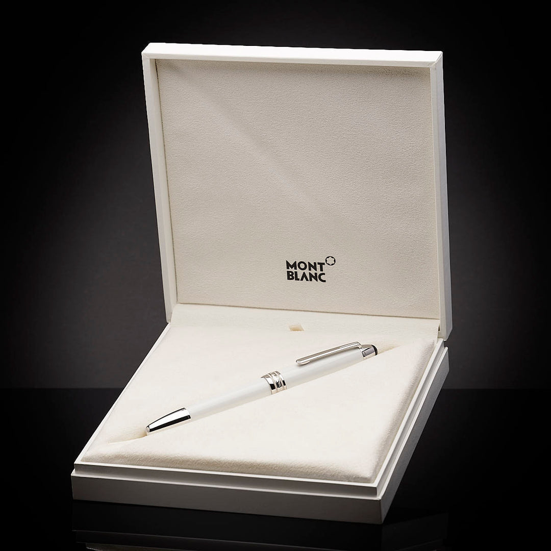 Weißer Rollerball in offener, halb aufgestellter, weisser Originalbox liegend vor dunkelgrauem Hintergrund