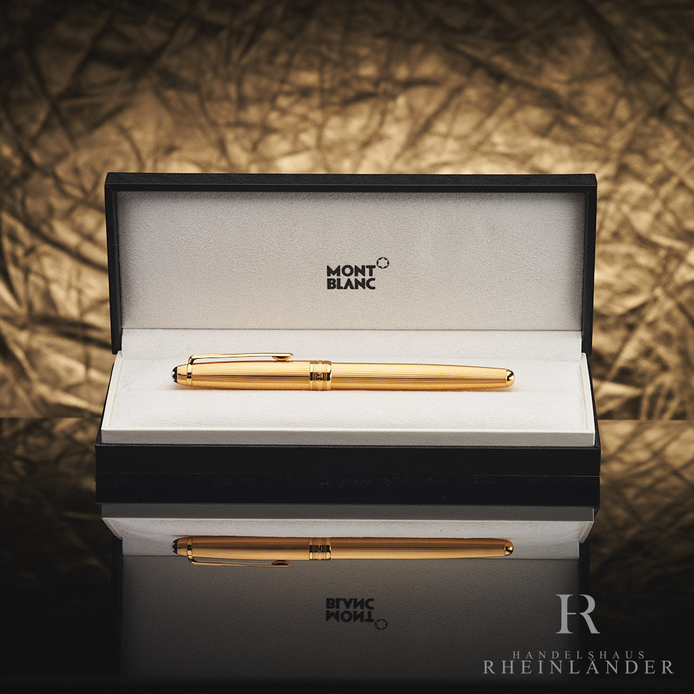 Goldener Rollerball in offener Originalbox liegend vor goldenem Hintergrund