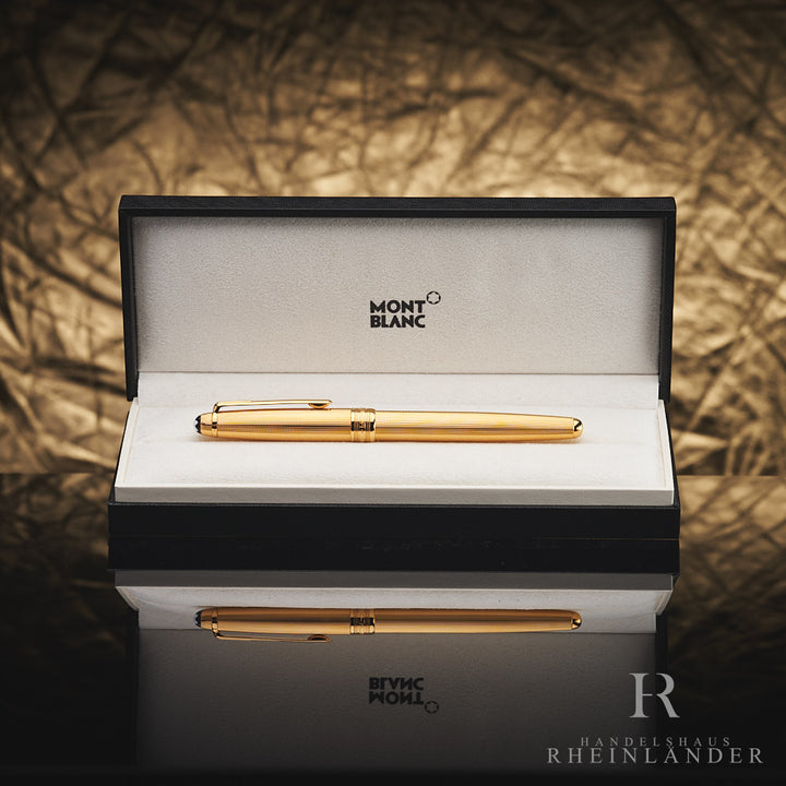 Goldener Rollerball in offener Originalbox liegend vor goldenem Hintergrund