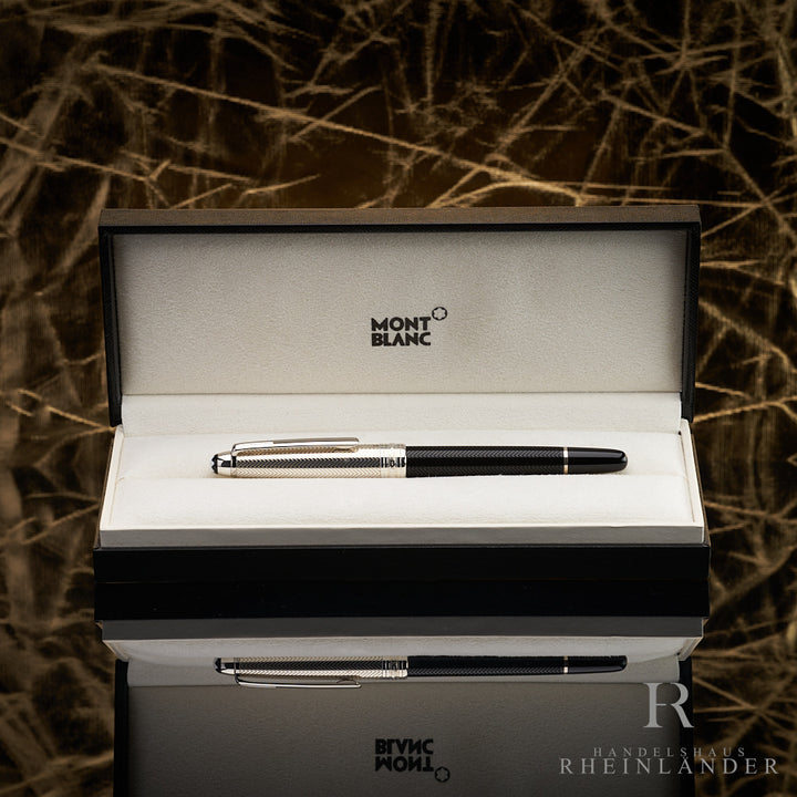 Schwarzer Rollerball mit silberner Kappe in offener Originalbox liegend vor goldenem Effekt-Hintergrund