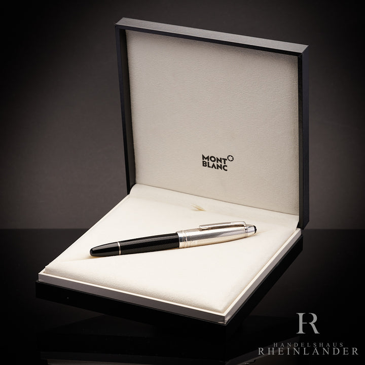 Schwarzer Füller mit silberner Kappe liegt in offener Originalbox vor dunkelgrauem Hintergrund