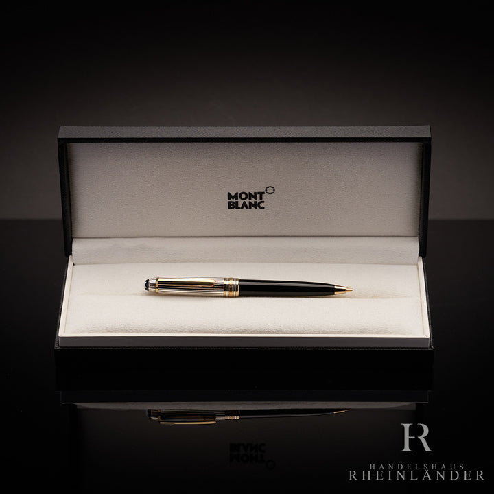 Schwarzer Bleistift mit silber-goldener Kappe in offener Originalbox liegend vor dunkelgrauem Hintergrund