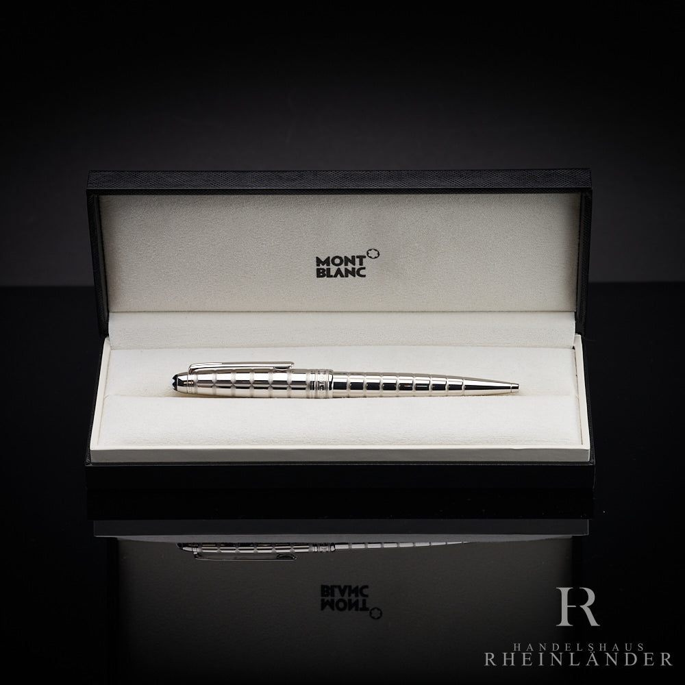 Silberner Kugelschreiber liegt in offener Originalbox vor dunkelgrauem Hintergrund