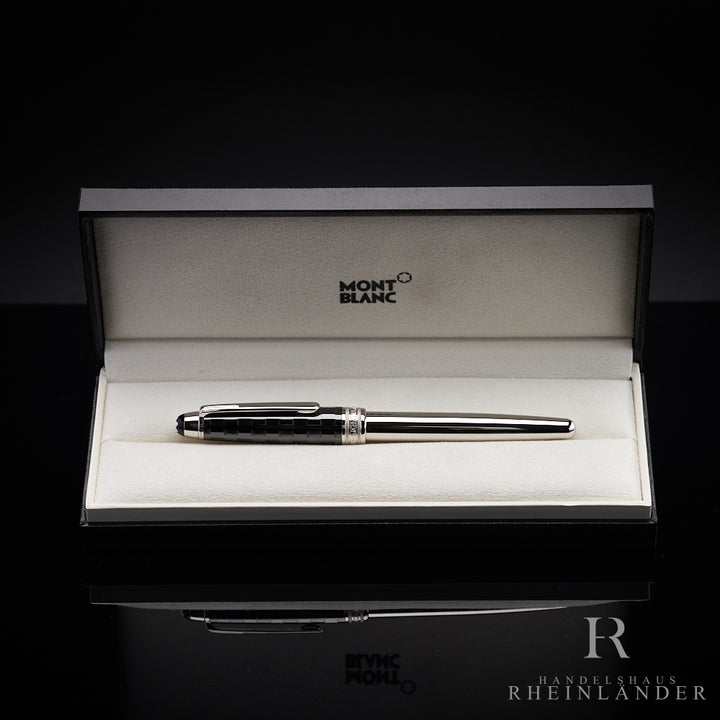 Silberner Rollerball mit schwarzer Kappe liegt in offener Originalbox vor dunkelgrauem Hintergrund