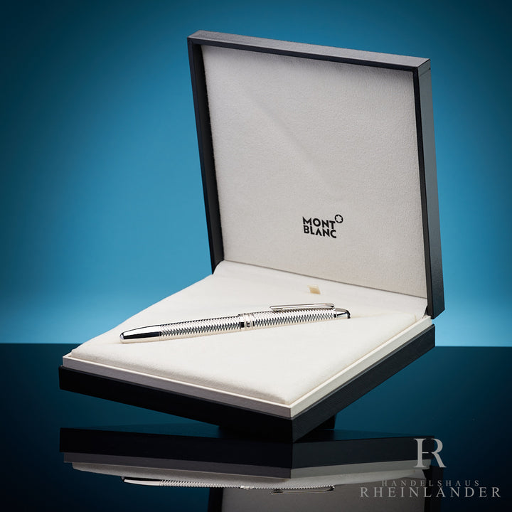 Silberner Rollerball mit Musteroberfläche in offener Originalbox vor blauem Hintergrund fotografiert