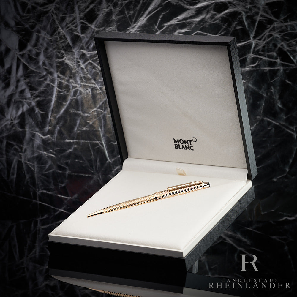 Champagnerfarber Kugelschreiber mit Musteroberfläche in Originalbox liegend vor grauem Hintergrund mit Knitteroptik