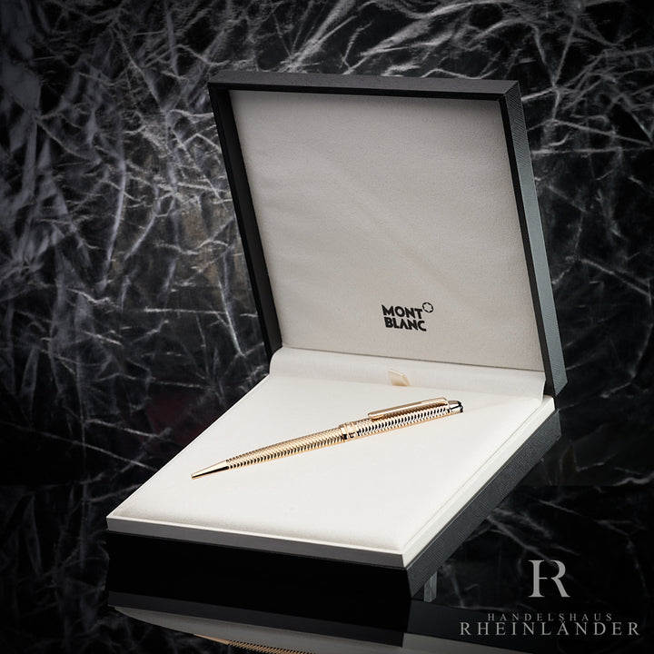 Champagnerfarber Kugelschreiber mit Musteroberfläche in Originalbox liegend vor grauem Hintergrund mit Knitteroptik