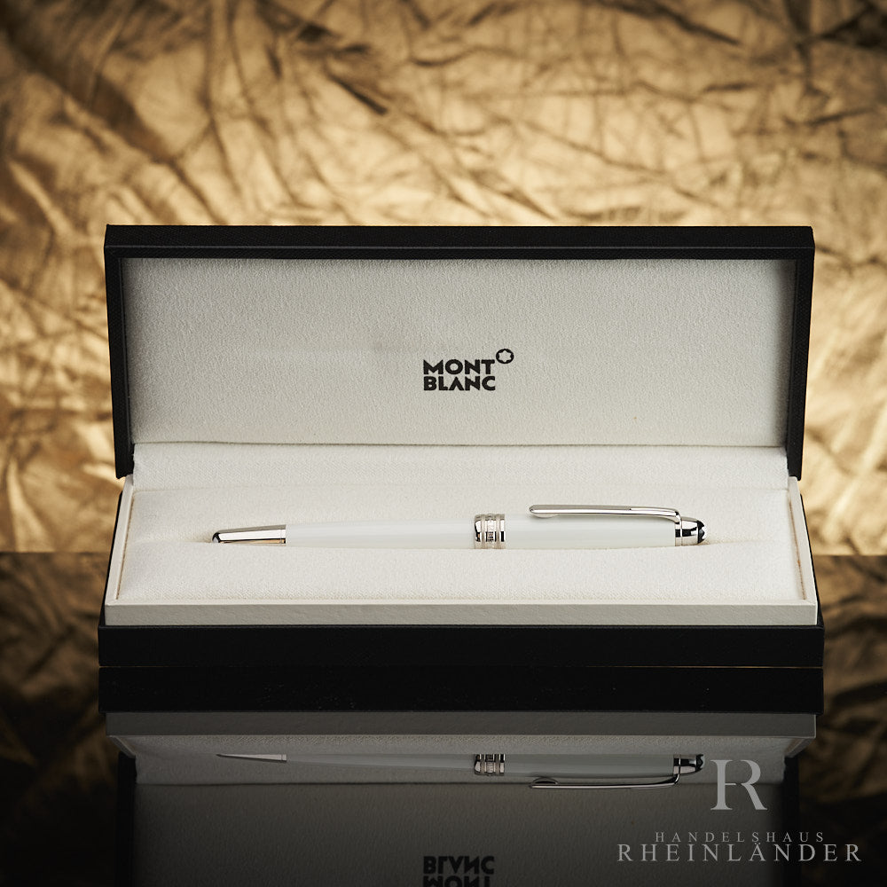Weisser Rollerball in offener Originalbox liegend vor goldenem Knitteroptik-Hintergrund fotografiert