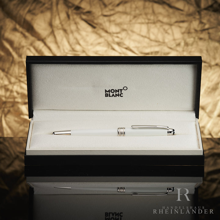 Weisser Rollerball in offener Originalbox liegend vor goldenem Knitteroptik-Hintergrund fotografiert