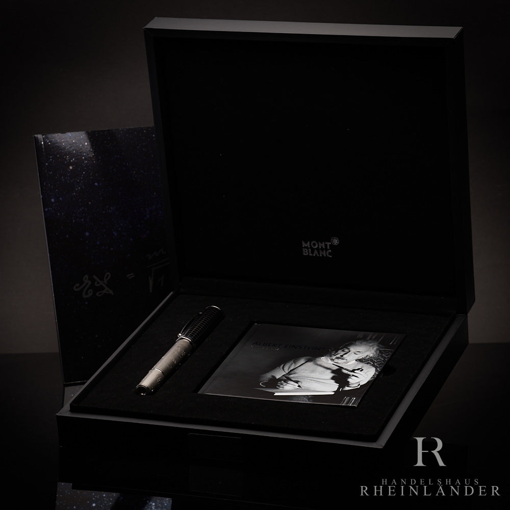 Schreibgerät und Serviceheft in schwarzer, offener Originalbox liegend vor  dunkelgrauem Hintergrund fotografiert