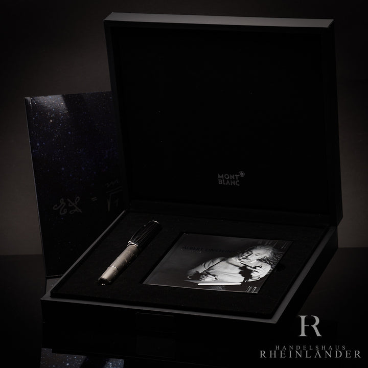 Schreibgerät und Serviceheft in schwarzer, offener Originalbox liegend vor  dunkelgrauem Hintergrund fotografiert
