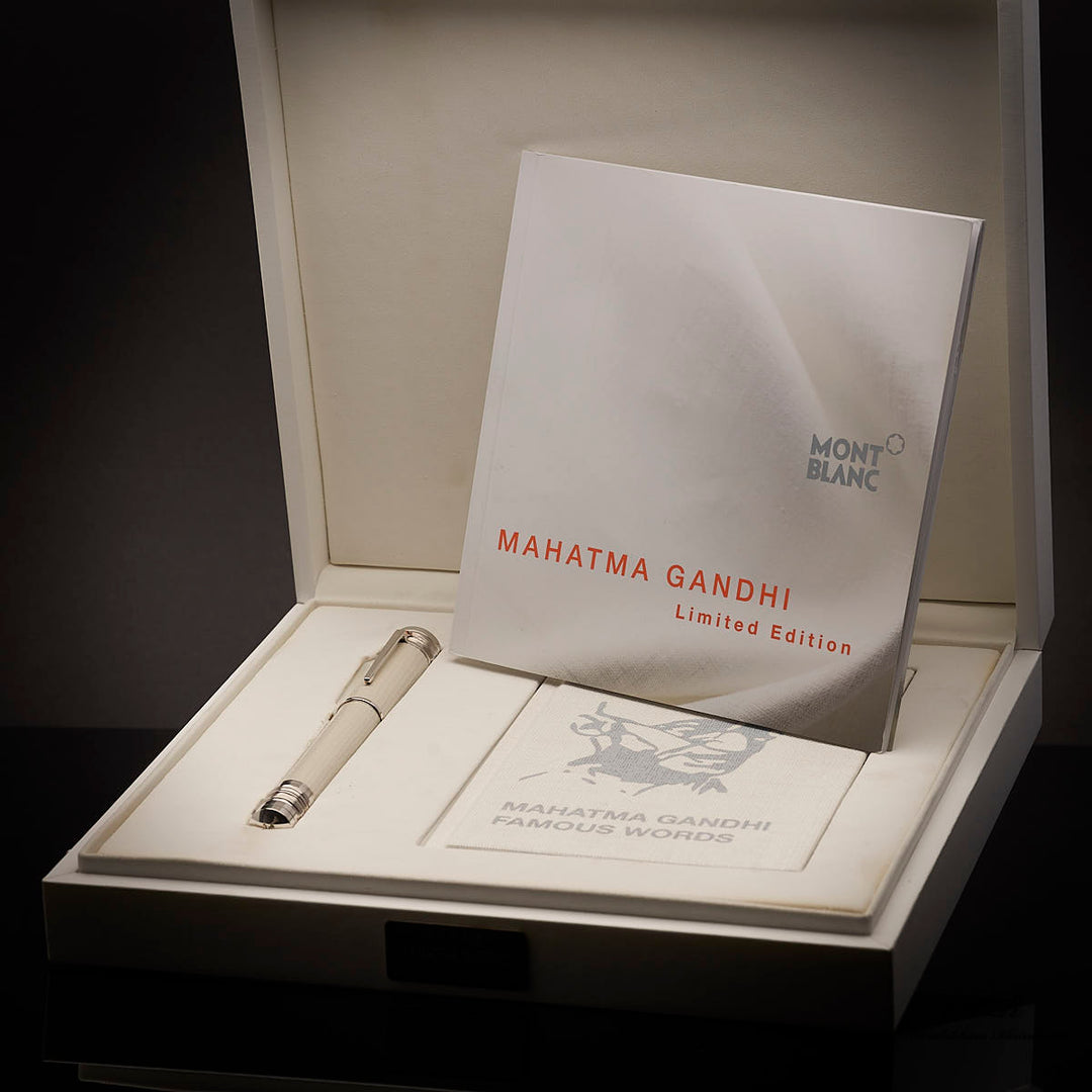 Weisses Schreibgerät zusammen mit Gandhi-Editionsheft in offener, weisser Originalbox liegend fotografiert