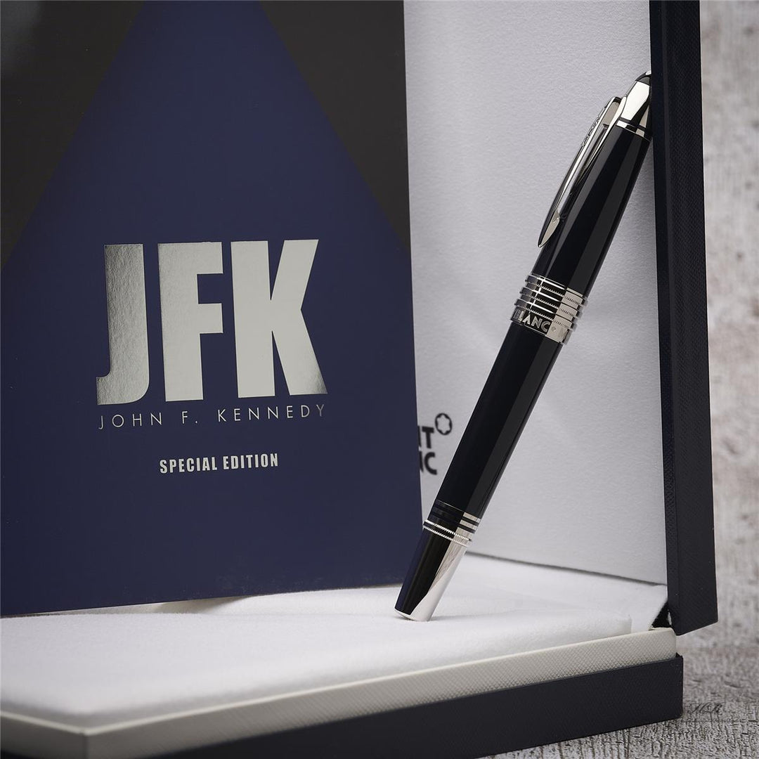 Schwarzer Füller lehnt aufrecht in offener Originalbox zusammen mit JFK-Serviceguide