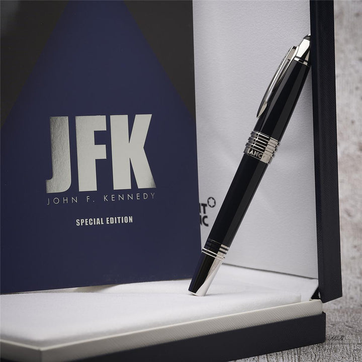 Schwarzer Füller lehnt aufrecht in offener Originalbox zusammen mit JFK-Serviceguide