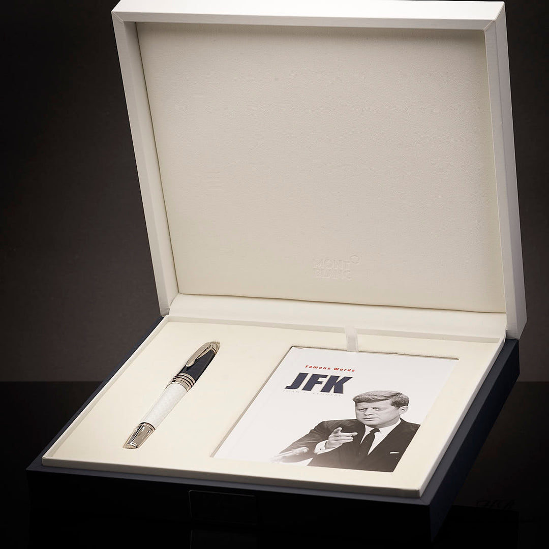Füller zusammen mit JFK-Serviceguide in offener Editionsbox liegend vor dunkelgrauem Hintergrund fotografiert