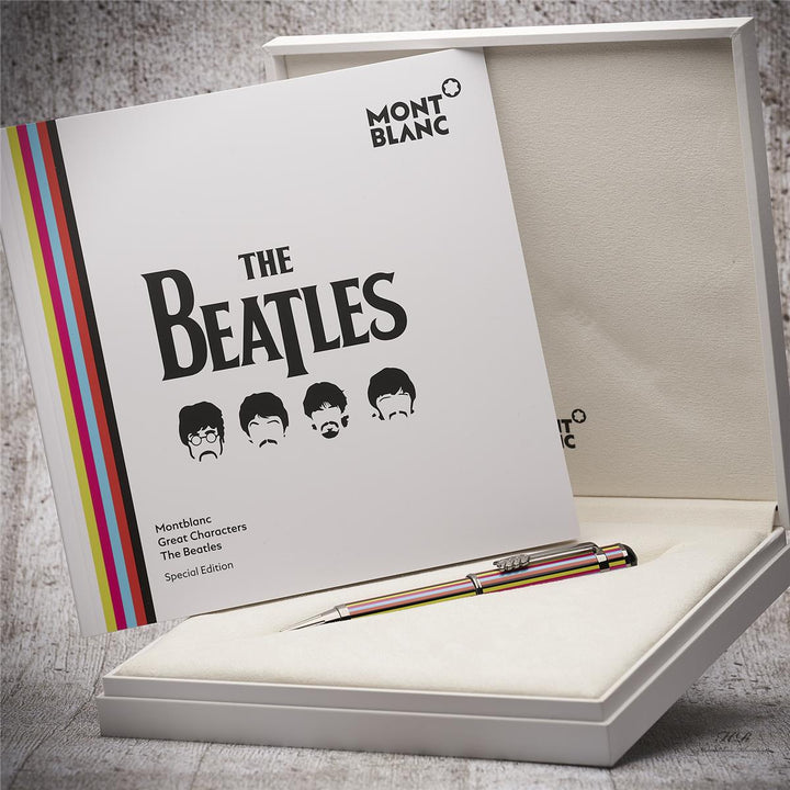 Bunter Kugelschreiber liegt in weisser, offener Originalbox zusammen mit darin aufgestelltem Beatles-Serviceheft