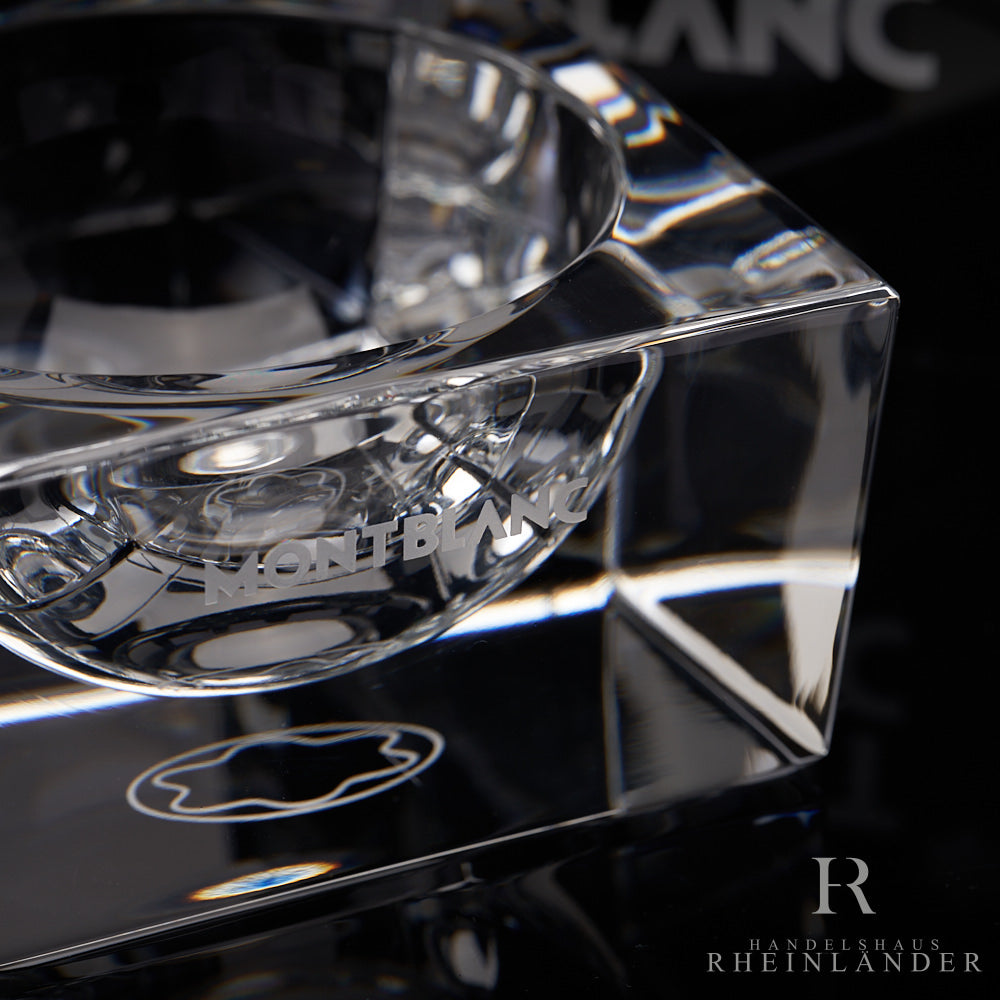 Montblanc Glasschale auf schwarzem Tisch mit Verpackung