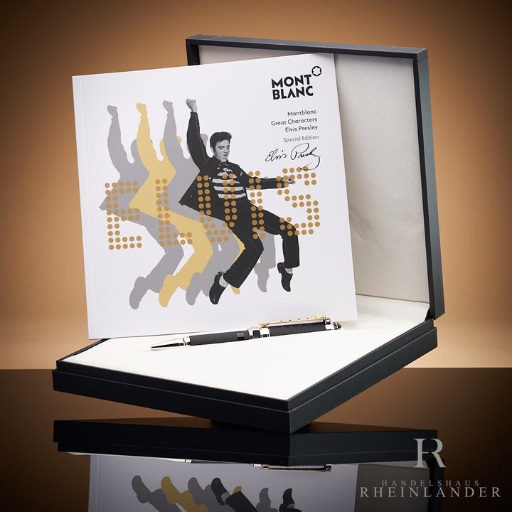 Schwarzes Schreibgerät liegt in offener Originalbox, darin aufgestellt der Elvis-Serviceguide, Hintergrund hellbraun
