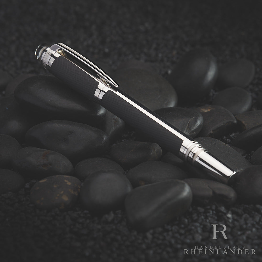 dunkelgrauer Montblanc Spirit of the racing Rollerball auf schwarzem Kieseln